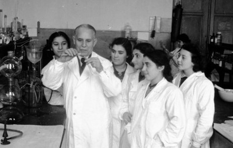 Professor Sadıq Hüseynov I kurs tələbələri ilə laboratoriyada (1950)